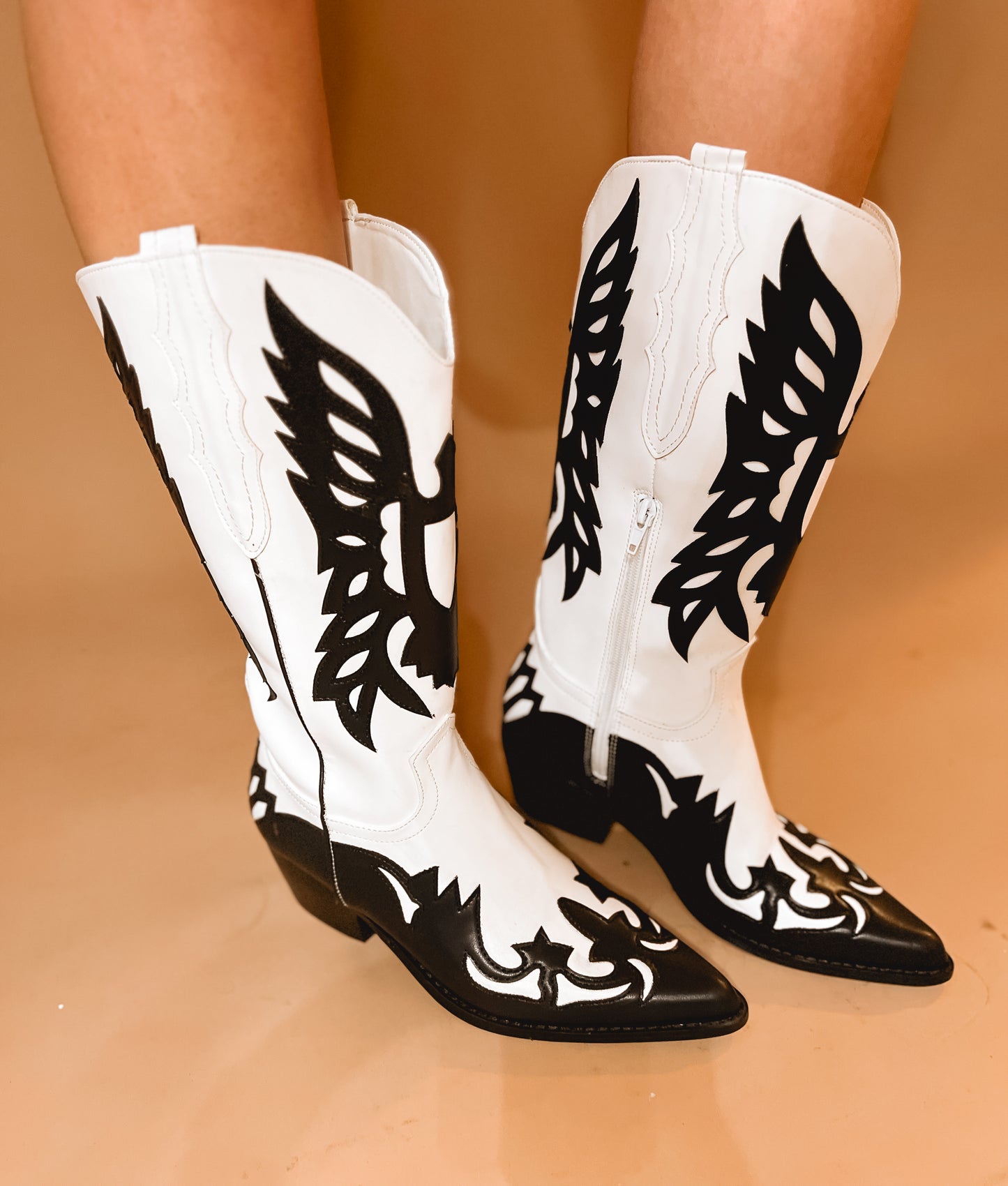 Spice mount black and white boot